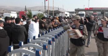  Jandarmadan ükelerine dönen Suriyelilere ikram